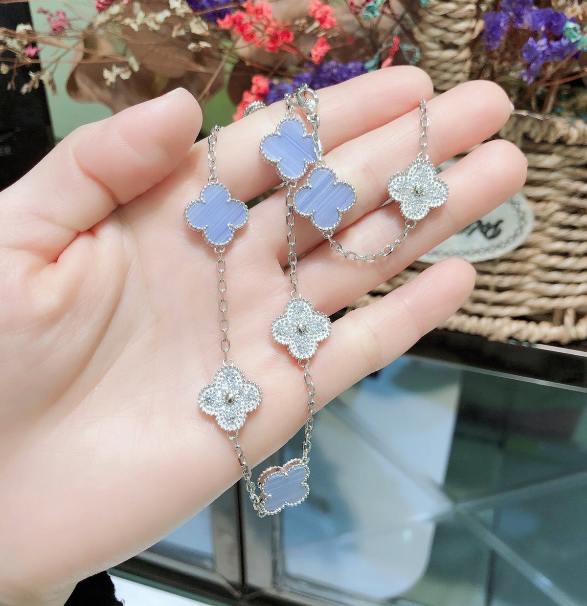 ??MIRA?¡¥CLOVER 10 MOTIFS CHALCEDONY DIAMONDS SILVER NECKLACE
