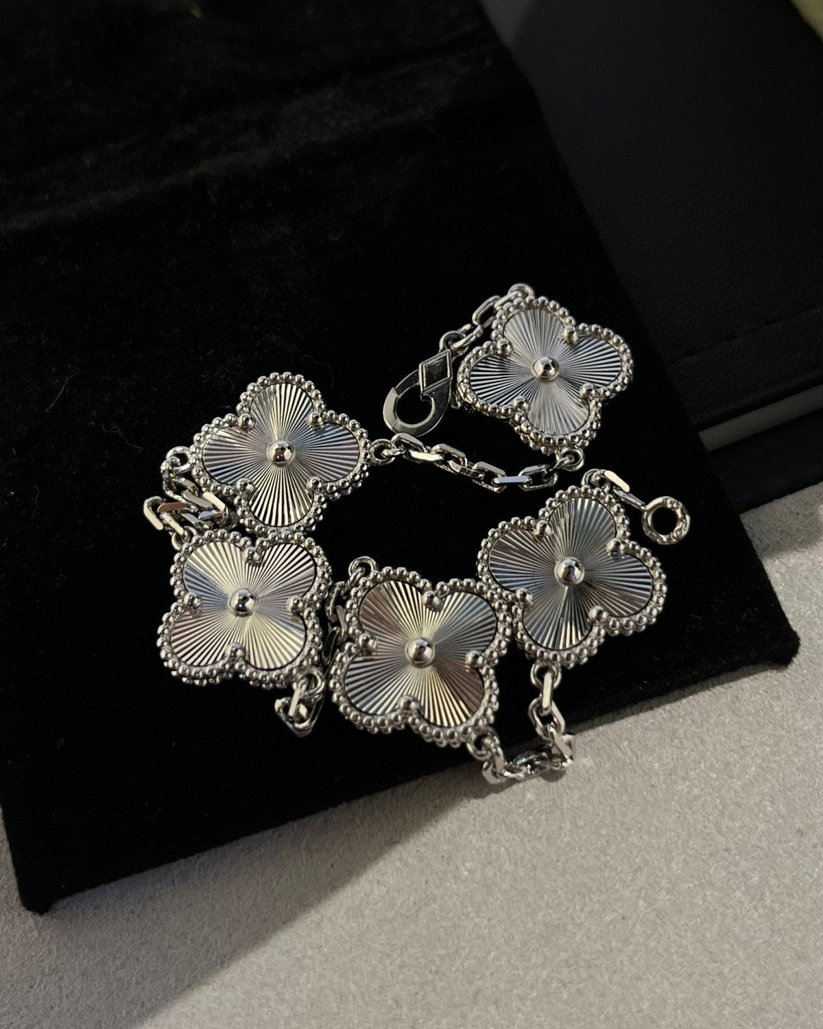 [MIRA]New  CLOVER 5 MOTIF LASER BRACELET COLLECTION