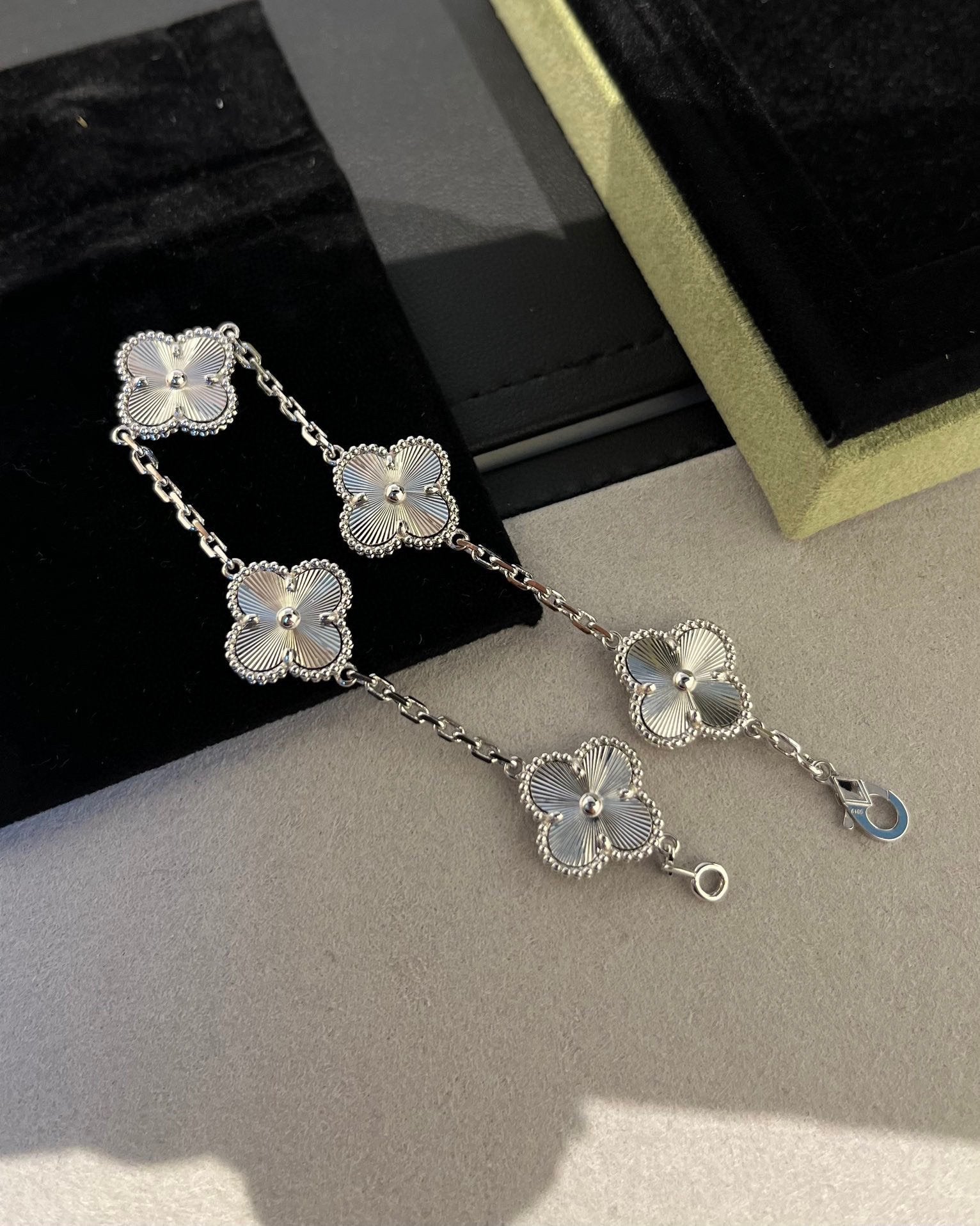 [MIRA]New  CLOVER 5 MOTIF LASER BRACELET COLLECTION