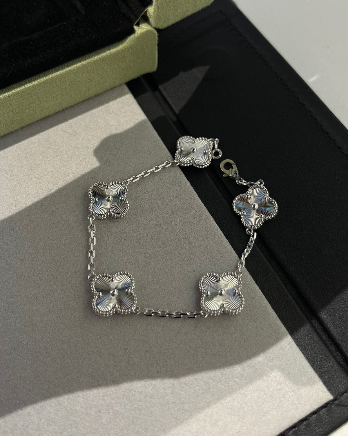 [MIRA]New  CLOVER 5 MOTIF LASER BRACELET COLLECTION
